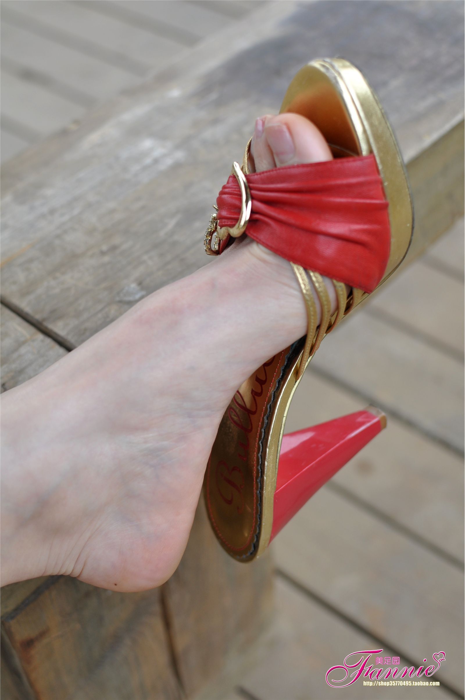 休闲时光。红凉拖  芬妮高清丝足